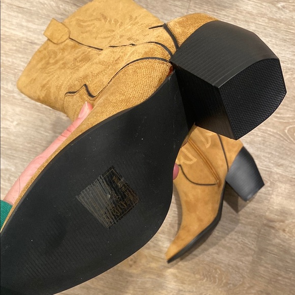 🚚 NWOT Tan Suede Western Boots - Picture 3 of 4